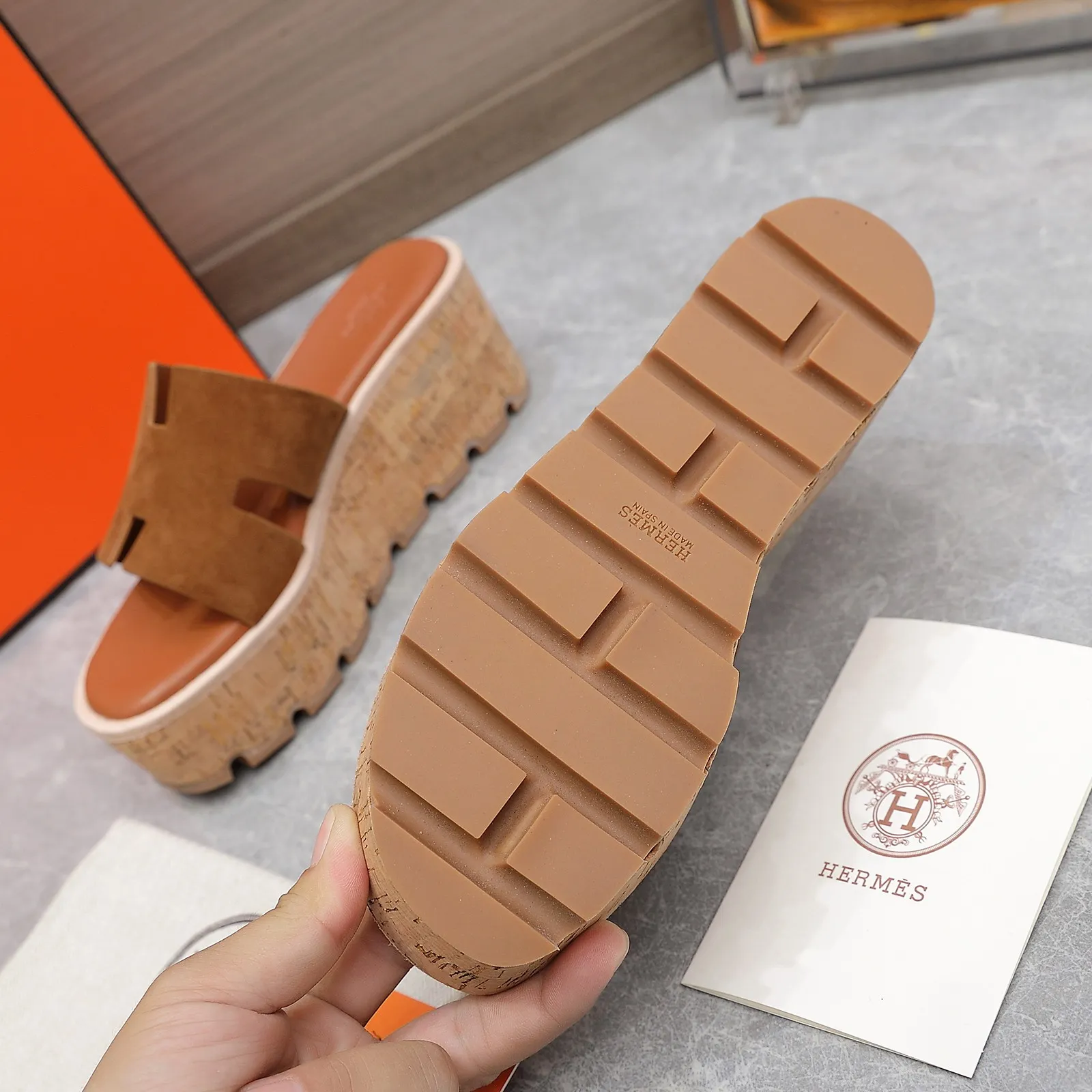👟👟Ex-factory price 560👟👟 💥2024💥Hermès will continue the classic in 2022 Hermès Wood Grain Wedge H Slippers Hermès’ wedge sandals are the simplest, most durable and elegant I have ever seen! ! ! You can hold any style, the height of the 6cm wedge heel is easy to control, and the colors are all matching. The upper and the feet have her unique style, be sure to buy this one, it is truly classic, easy to wear and look good! Fabric: Imported cowhide, sheepskin lining, sheepskin feet, Italian original leather outsole welt, log water pine wrapped water table, rubber non-slip original outsole Color: 11 colors Code number: 35-40 Full set of original packaging